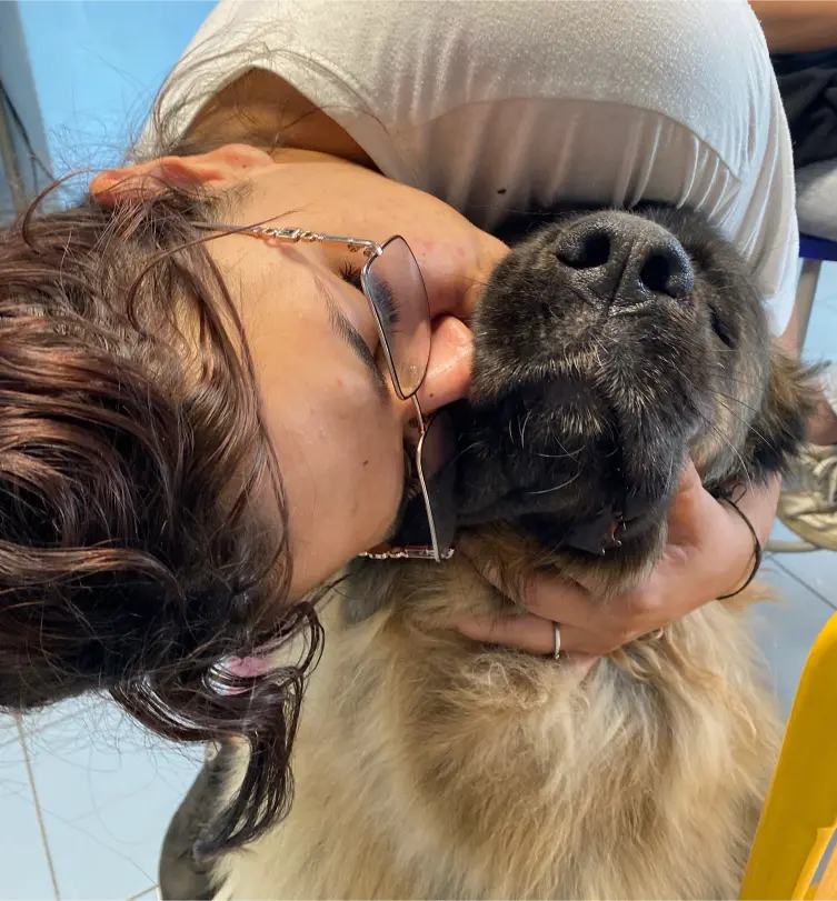 Cathy de Dog and Cath's avec un chien